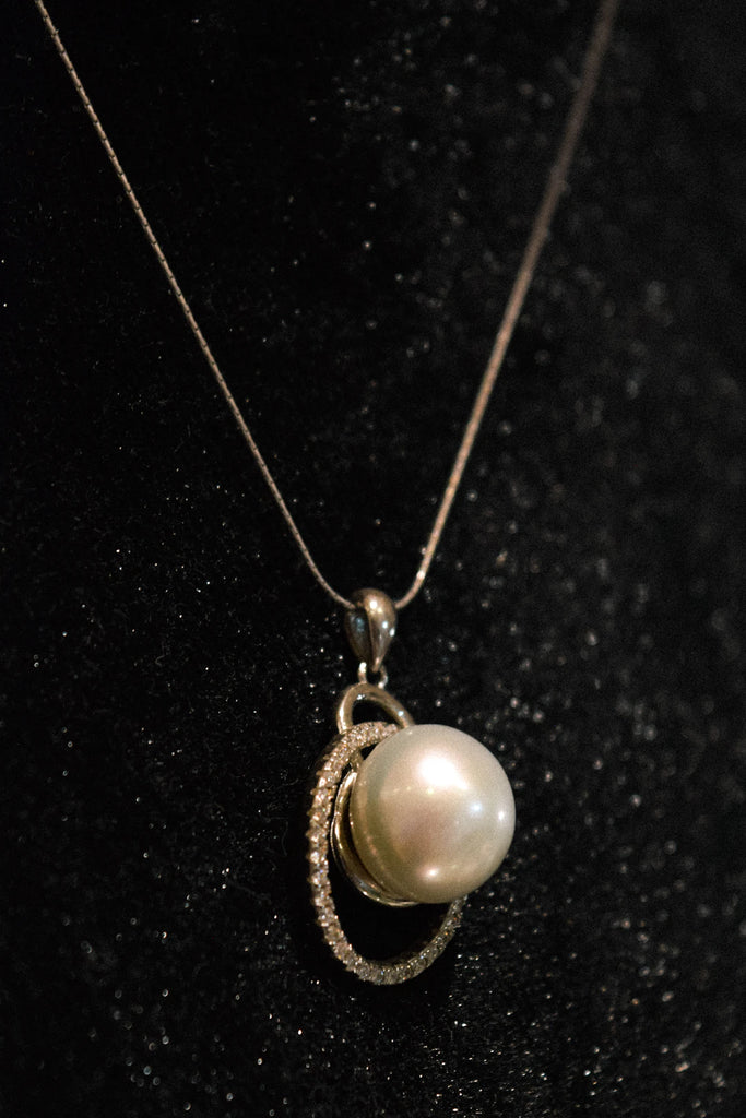 Discover Exquisite Tahitian Pearl Pendants with Gold Settings