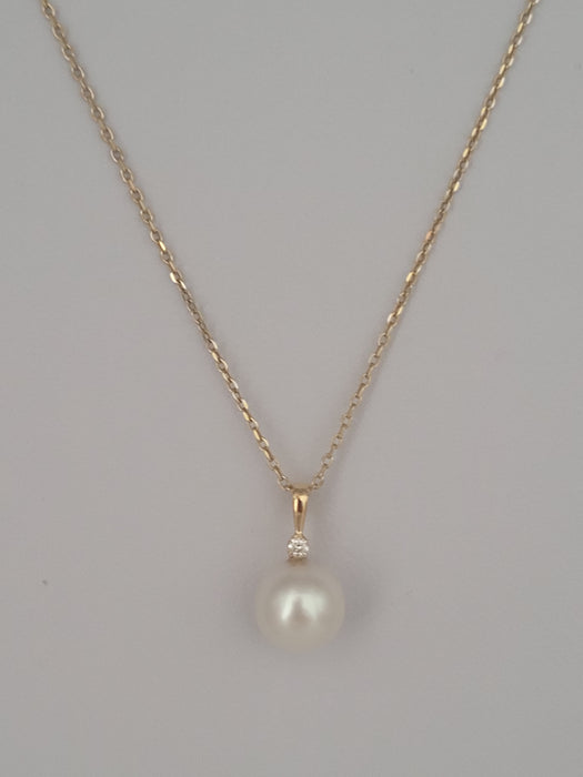 Pendant Necklace of a White South Sea Pearl AAA, Diamond and 18K Yellow Gold