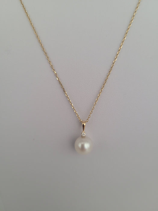 Pendant Necklace of a White South Sea Pearl AAA, Diamond and 18K Yellow Gold