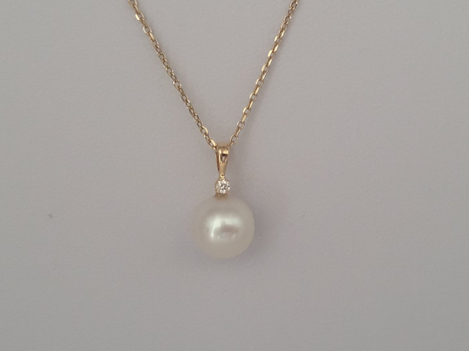 Pendant Necklace of a White South Sea Pearl AAA, Diamond and 18K Yellow Gold