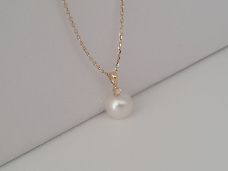 Pendant Necklace of a White South Sea Pearl AAA, Diamond and 18K Yellow Gold