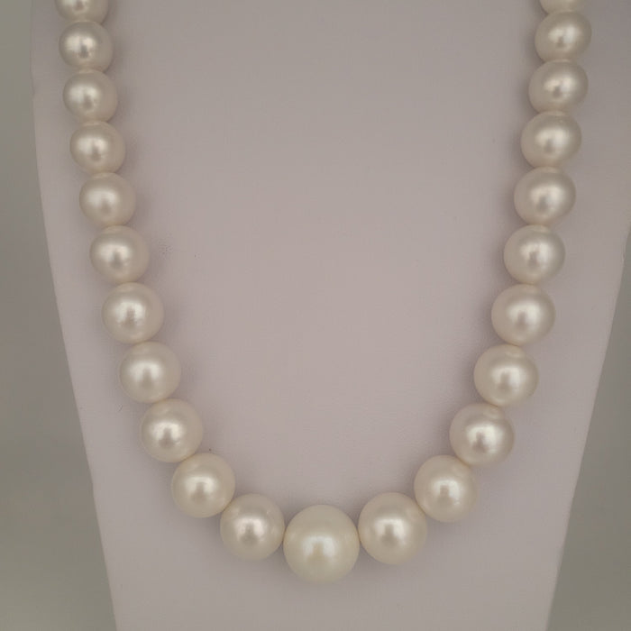 White South Sea Pearls Round 8-15 mm 18K Gold Clasp