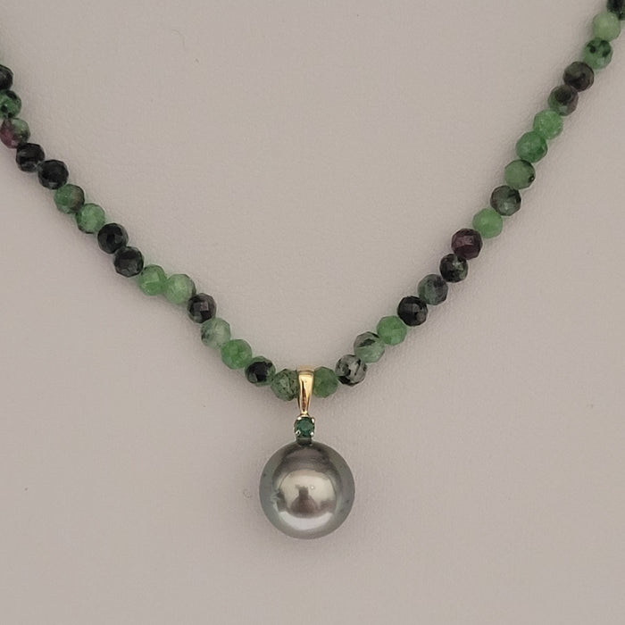 A Tahiti Pearl and Precious Stone Epidote Necklace 18K Yellow Gold solid