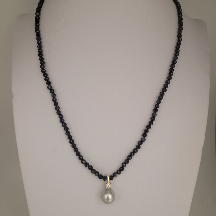 A Pendant necklace in 18K Yellow, Tahiti Pearl ,  Diamond, Sapphire Strand