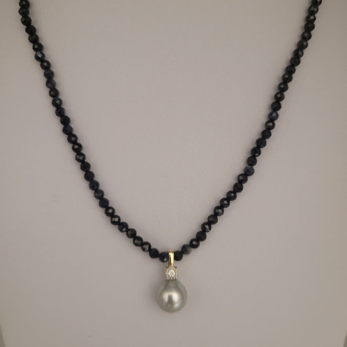 A Pendant necklace in 18K Yellow, Tahiti Pearl ,  Diamond, Sapphire Strand