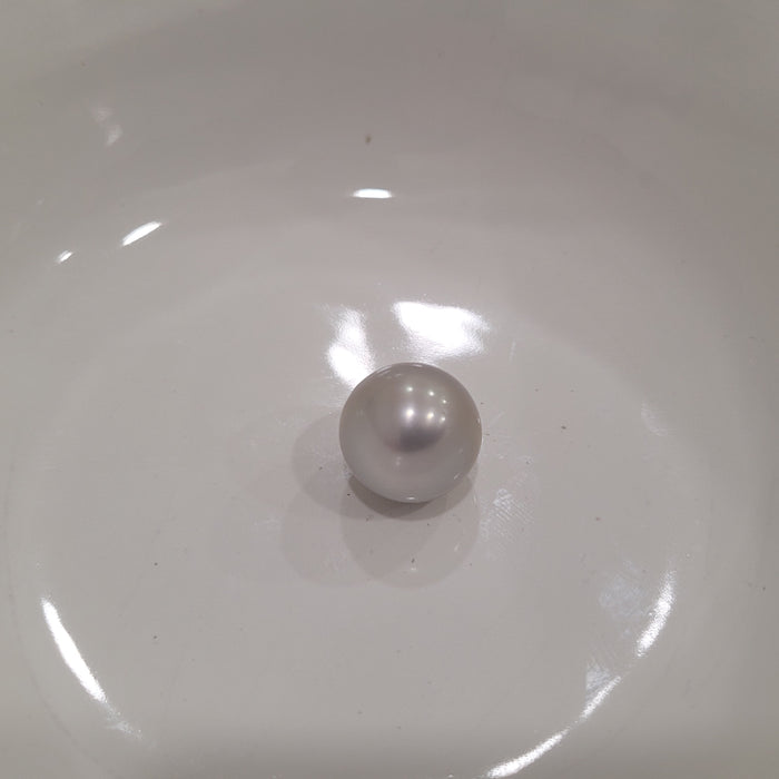 Tahiti Pearl 14 mm Round AAA Silver Light Color