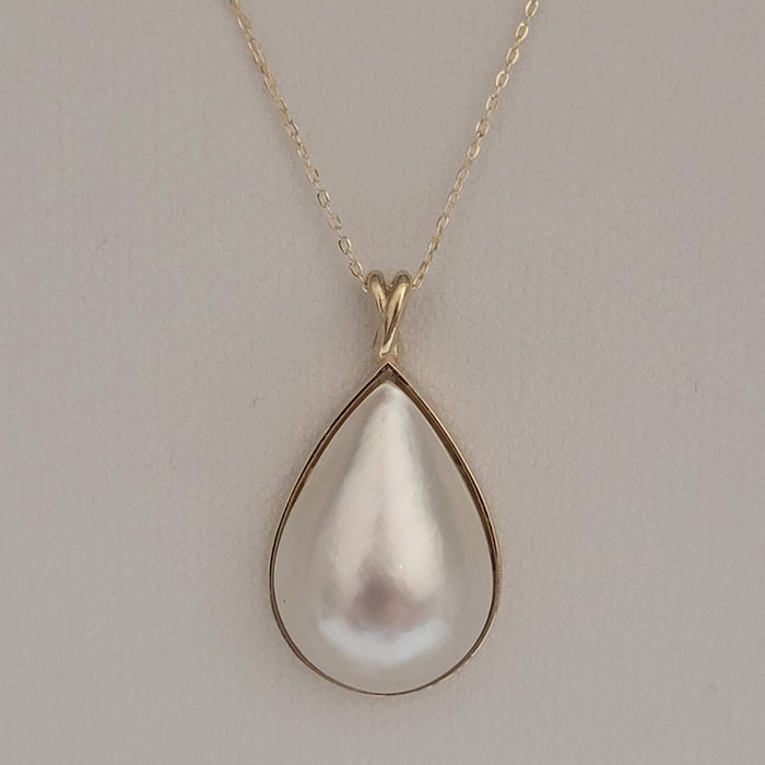 Australian South Sea Cultured Pearl Pendant – 12 x 15 mm Teardrop Pearl in 18K Yellow Gold with Adjustable 45 cm Chain