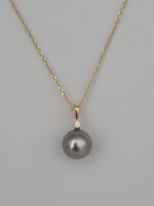 Pendant Necklace of a Tahiti Pearl 9-10 mm AAA, Diamond and 18K Solid Yellow Gold | The South Sea Pearl |  The South Sea Pearl