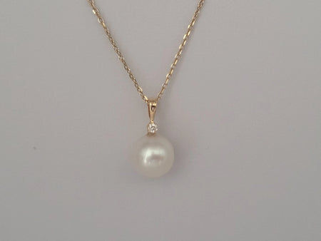 Pendant Necklace of a White South Sea Pearl AAA, Diamond and 18K Yellow Gold | The South Sea Pearl |  The South Sea Pearl