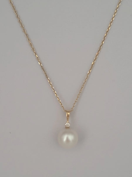 Pendant Necklace of a White South Sea Pearl AAA, Diamond and 18K Yellow Gold | The South Sea Pearl |  The South Sea Pearl