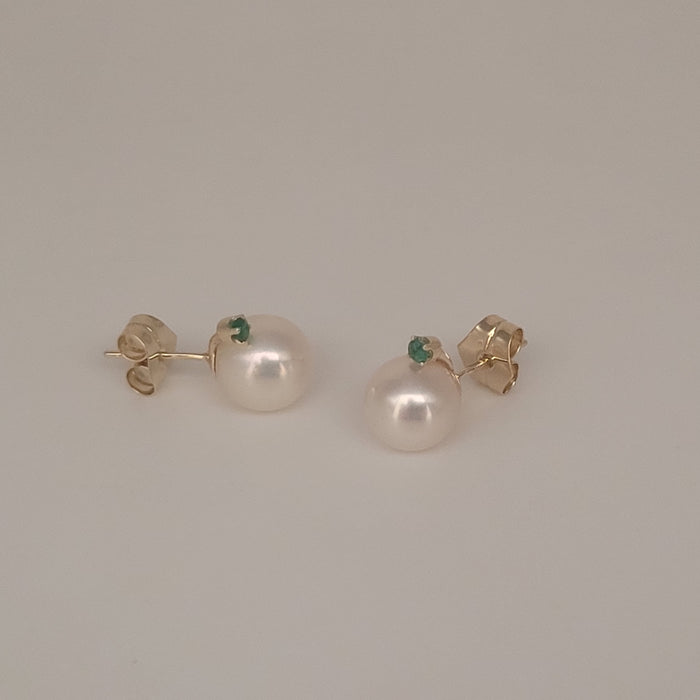 Akoya Cultured Pearl 8-8.5 mm AAA Yellow Gold 9K and Emeralds Precious Stones