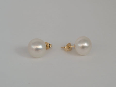 Close-up white South Sea pearl stud 10-11mm luster — 18K solid gold