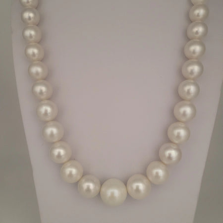 White South Sea Pearls Round 8-15 mm 18K Gold Clasp | The South Sea Pearl |  The South Sea Pearl