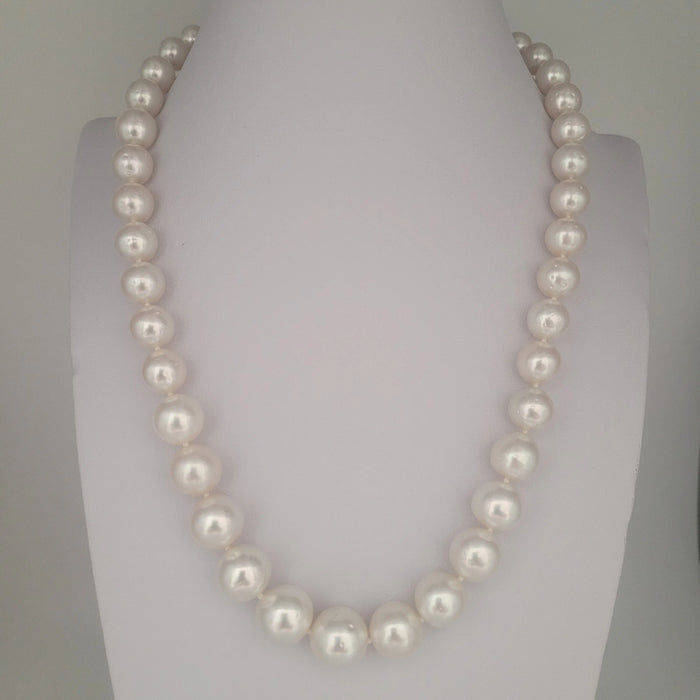 White South Sea Pearls Round shape High Luster 18K Gold Claps | The South Sea Pearl |  The South Sea Pearl
