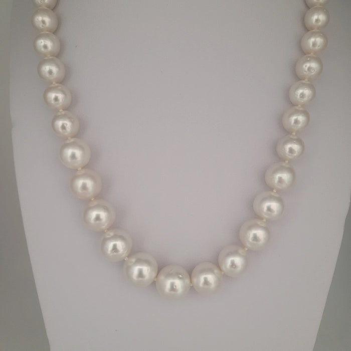 White South Sea Pearls Round shape High Luster 18K Gold Claps | The South Sea Pearl |  The South Sea Pearl