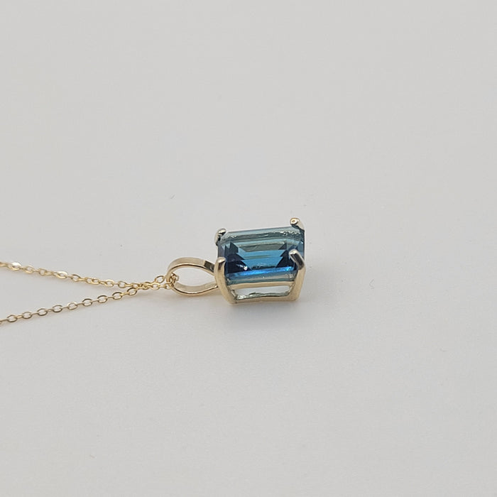 Elegant London Blue Topaz Pendant in 18K Yellow Gold with Adjustable Gold Chain - MIMUKA