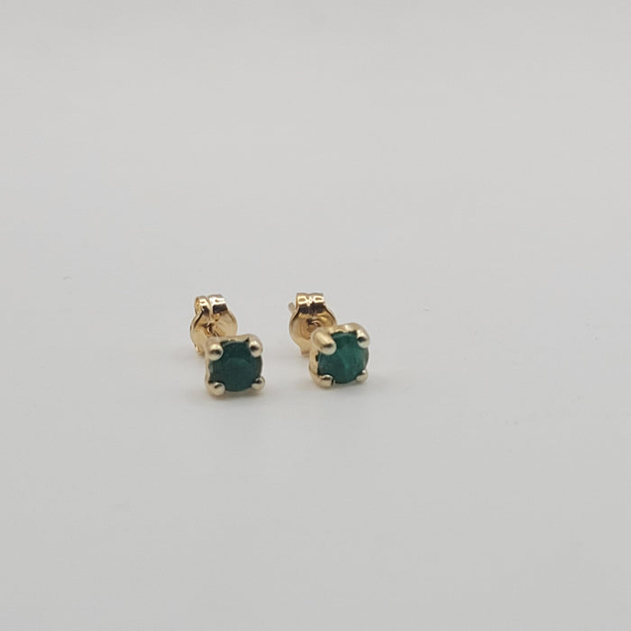 Mimuka Jewels 18K Yellow Gold Emerald Stud Earrings – 4mm Round Natural Emeralds - MIMUKA