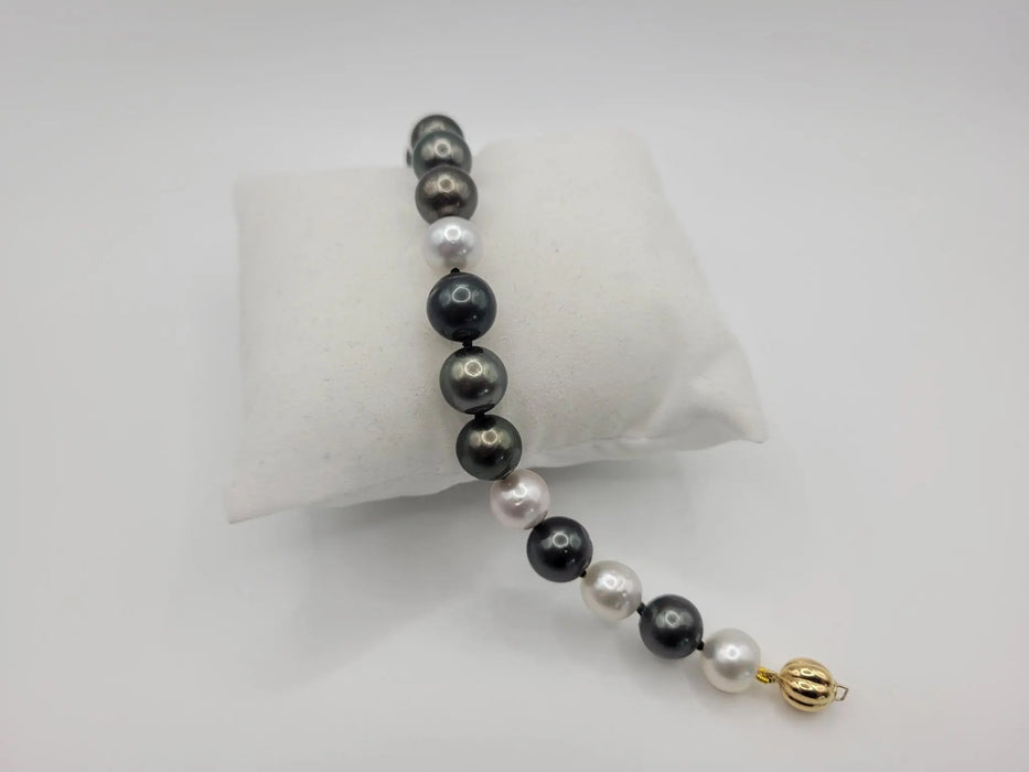 A South Sea Pearls & Tahiti Bracelet 18 Karat Solid Gold - The South Sea Pearl